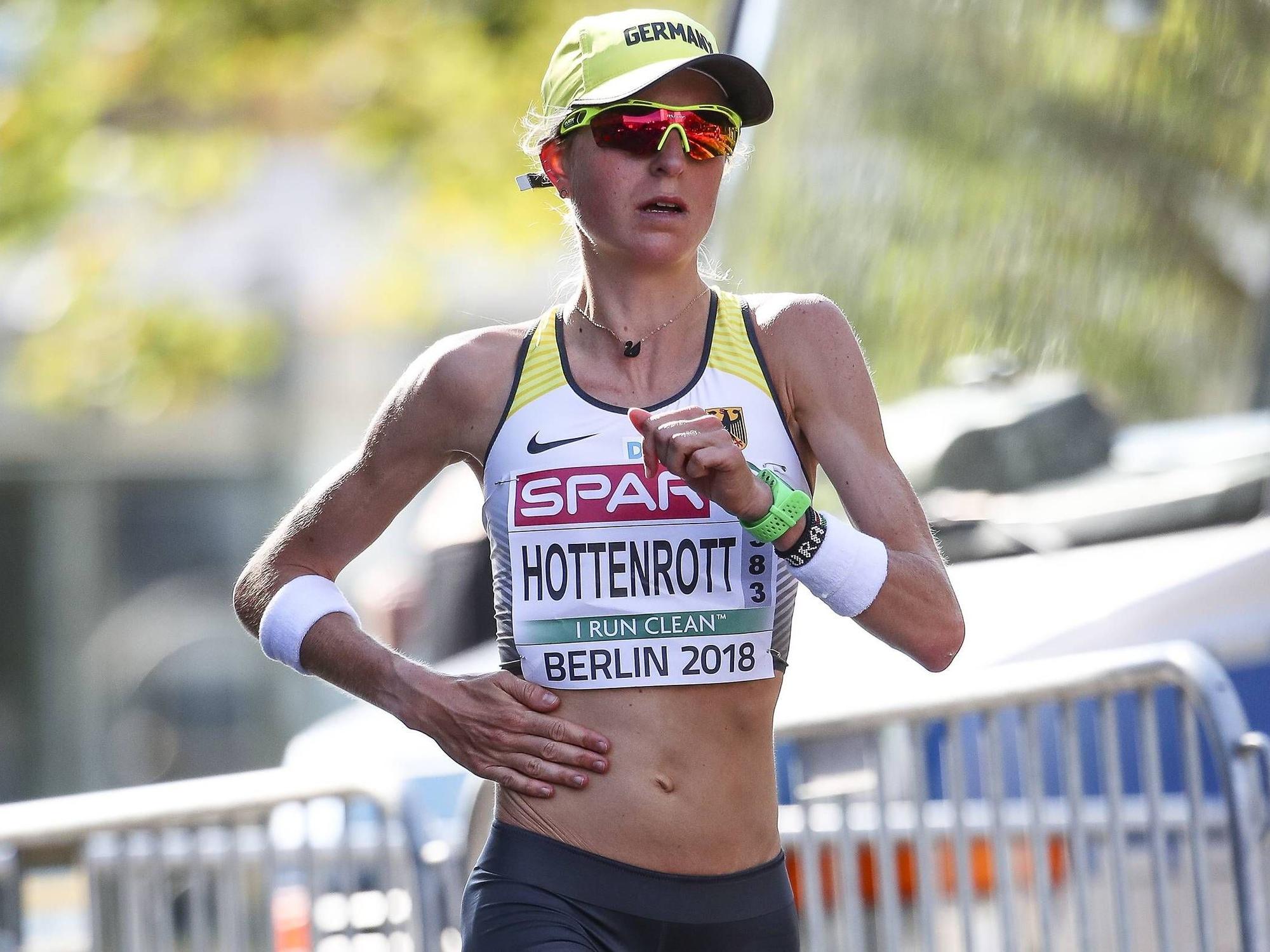 Laura Hottenrott (Deutschland) läuft mit Sonnebrille und Mütze.