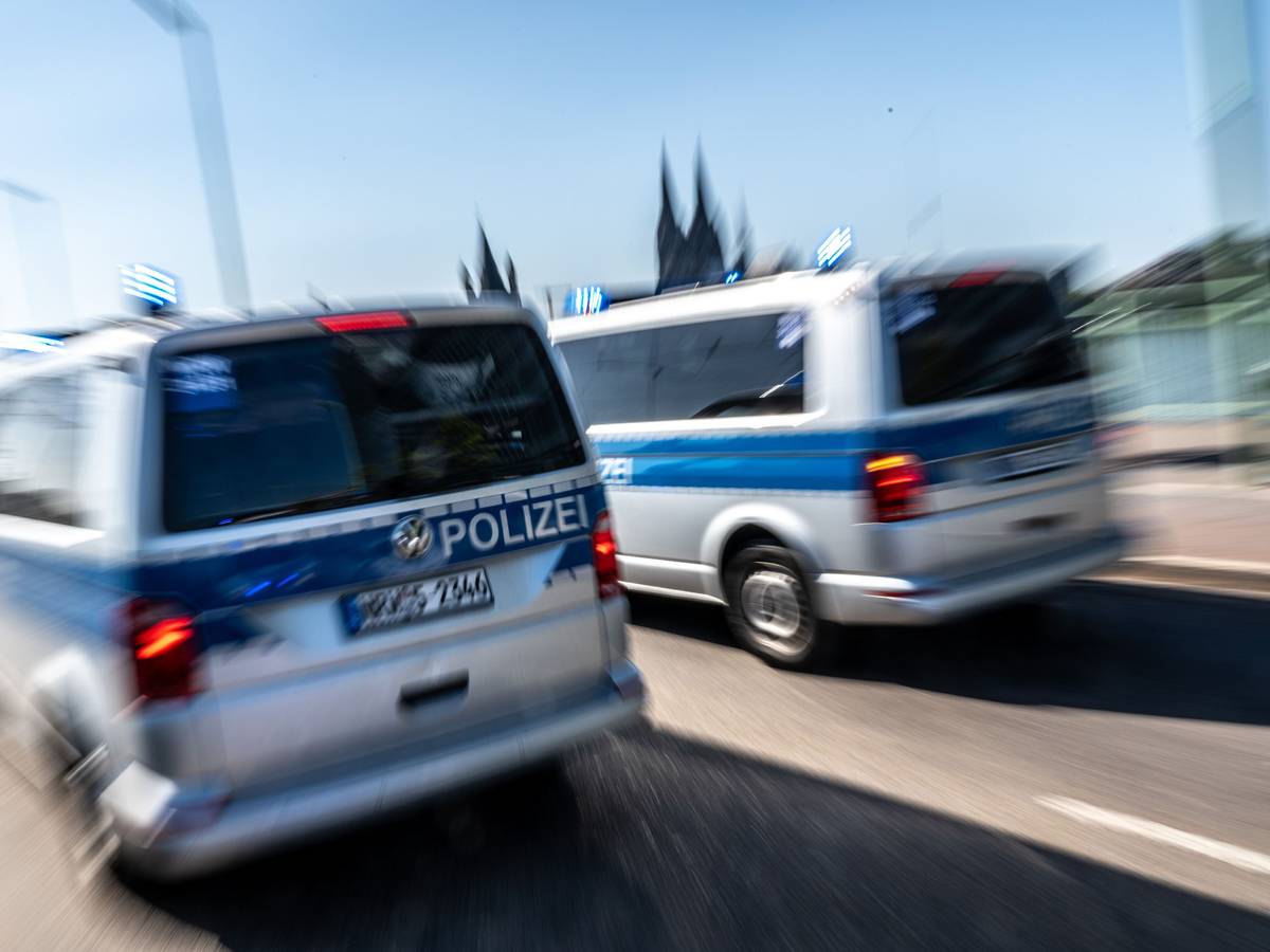 Polizeifahrzeuge sind mit Blaulicht auf der Deutzer Brücke in Köln unterwegs.