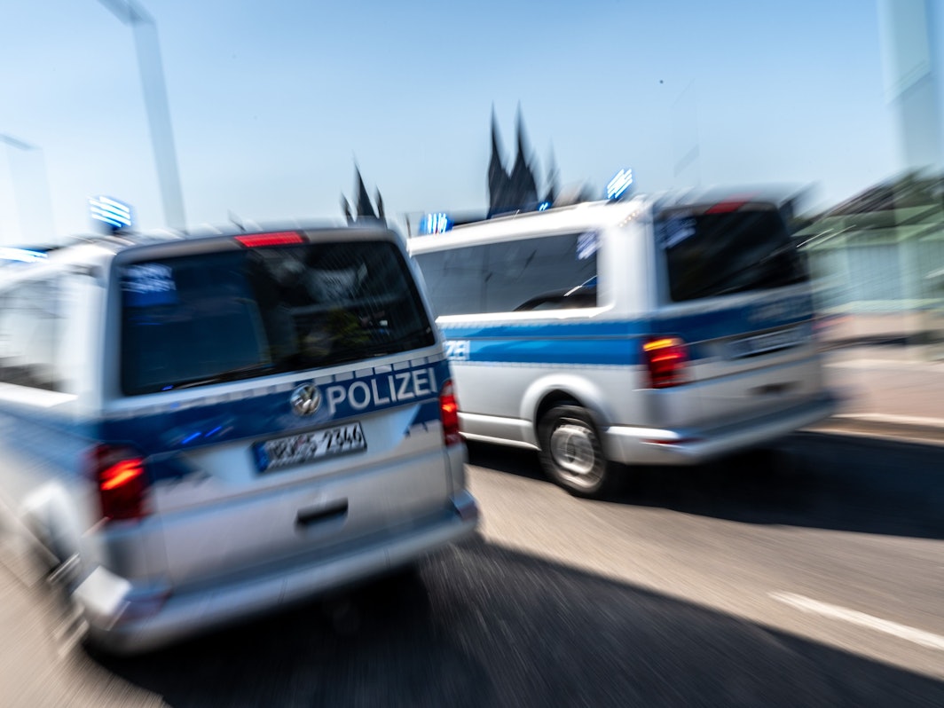 Polizeifahrzeuge sind mit Blaulicht auf der Deutzer Brücke im Einsatz.