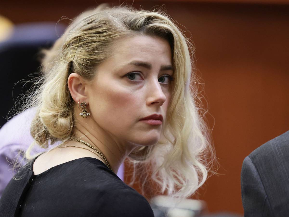 Amber Heard wartet vor der Verlesung des Urteils im Fairfax County Circuit Courthouse.