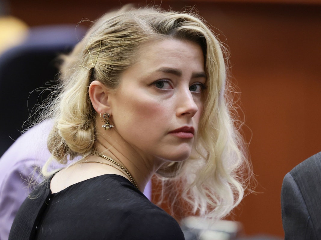 Amber Heard wartet vor der Verlesung des Urteils im Fairfax County Circuit Courthouse.