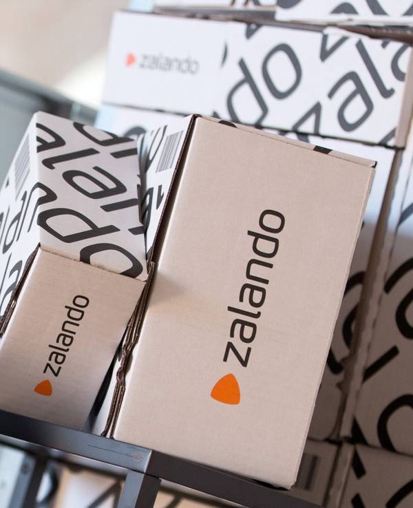 Zahlreiche Zalando-Kartons sind im Rahmen des Presseseminars „Zalando Insights Day“ am 28.08.2014 in Berlin zu sehen.