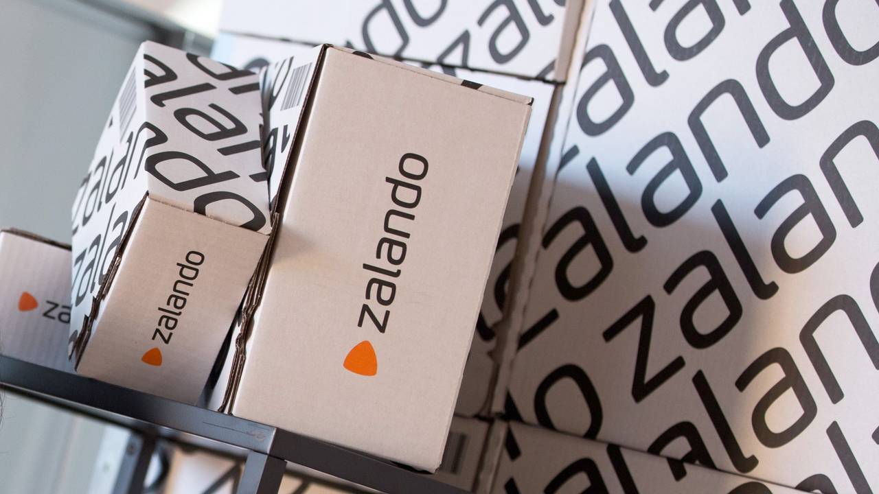 Zahlreiche Zalando-Kartons sind im Rahmen des Presseseminars „Zalando Insights Day“ am 28.08.2014 in Berlin zu sehen.