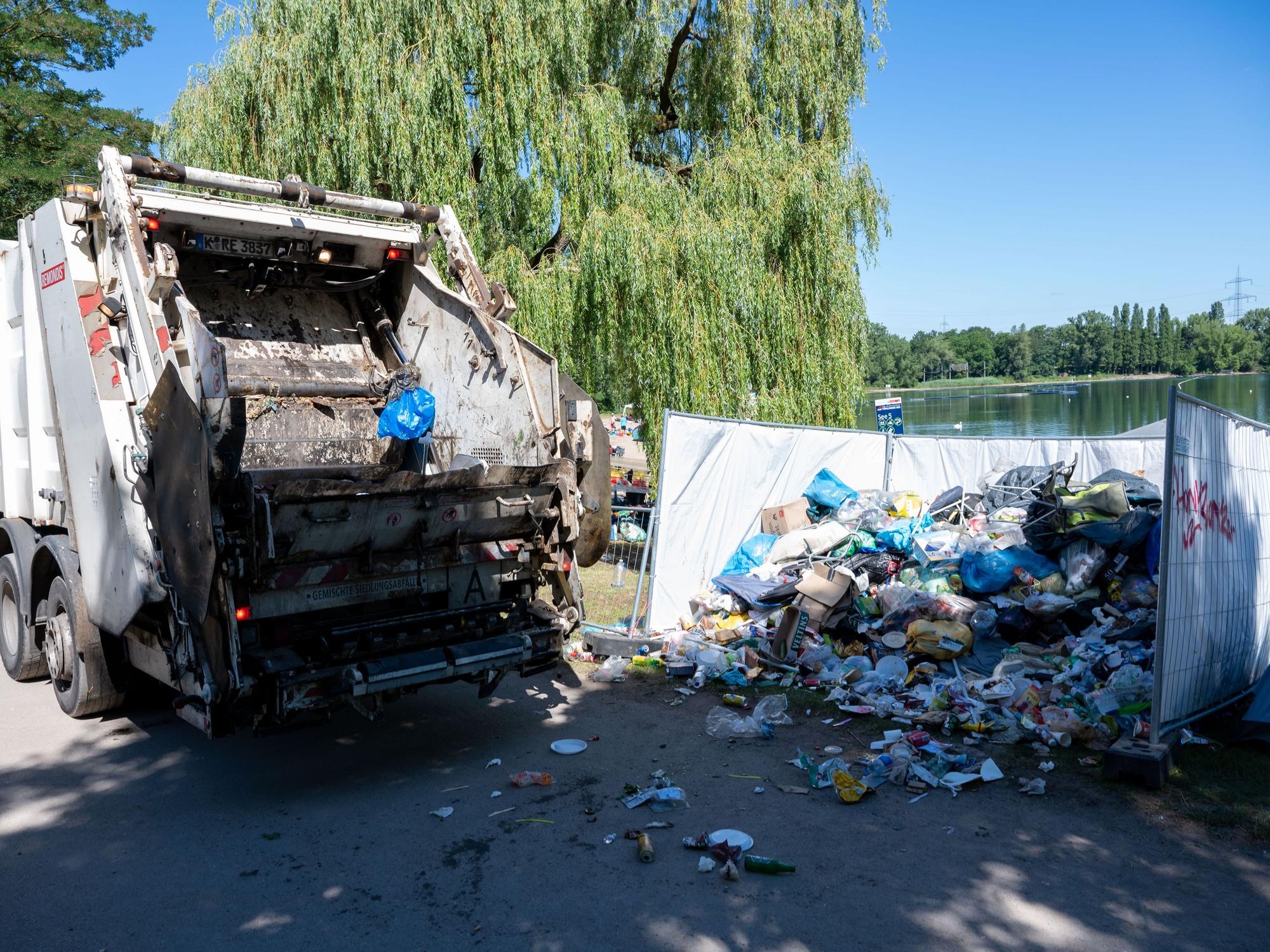 04.07.2022, Köln: Viel Müll liegt nach dem Festival auf den Wiesen am Fühlinger See. Die Besucher von Summerjam hinterlassen sehr viel Schrott und Abfall. Foto: Uwe Weiser