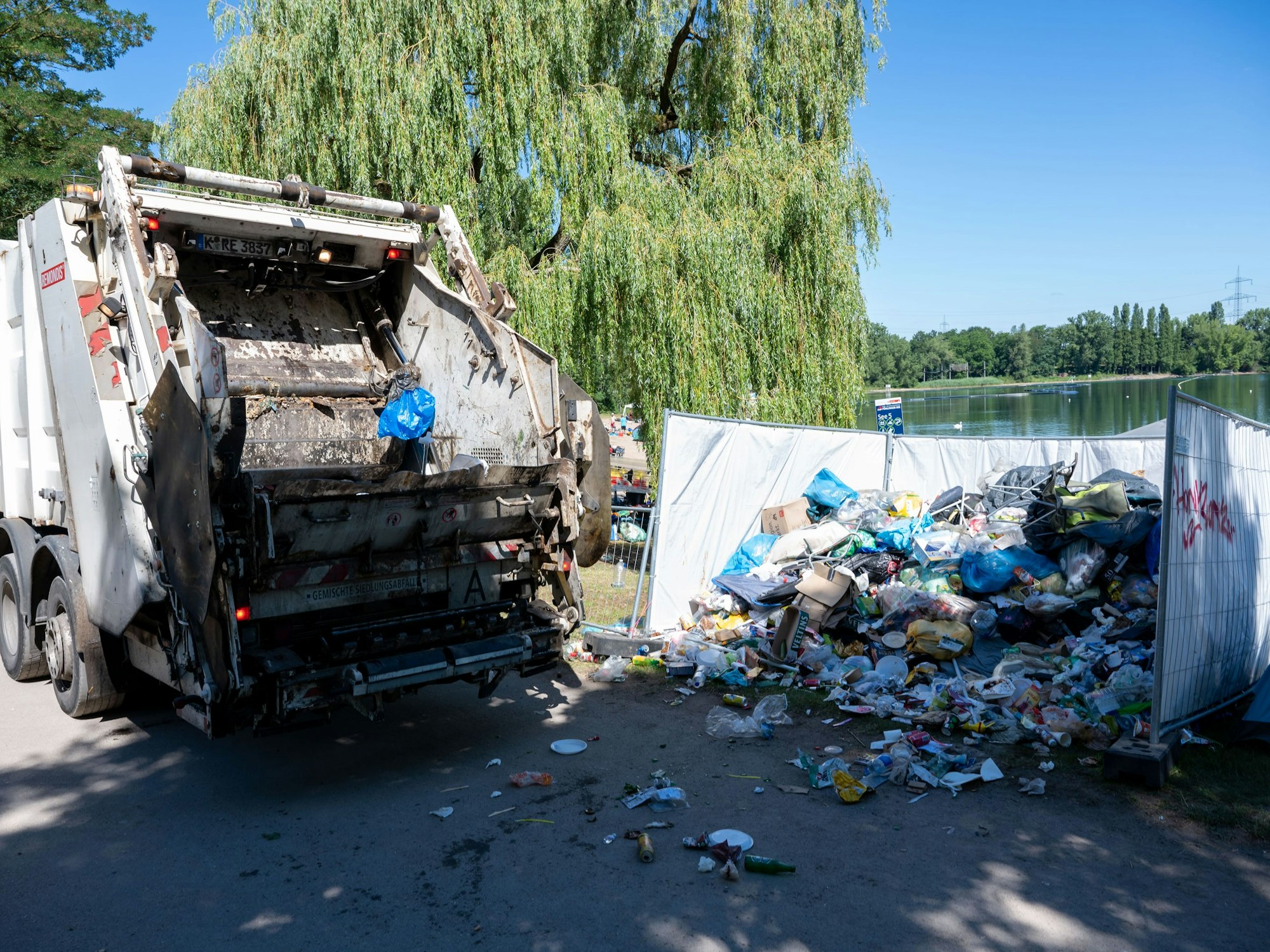 04.07.2022, Köln: Viel Müll liegt nach dem Festival auf den Wiesen am Fühlinger See. Die Besucher von Summerjam hinterlassen sehr viel Schrott und Abfall. Foto: Uwe Weiser