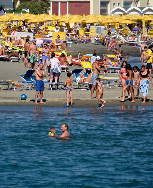 Die Sommersaison ist eröffnet und die Strände in Italien füllen sich. Das Foto von 2020 zeigt Badegäste an den Stränden von Ostia.