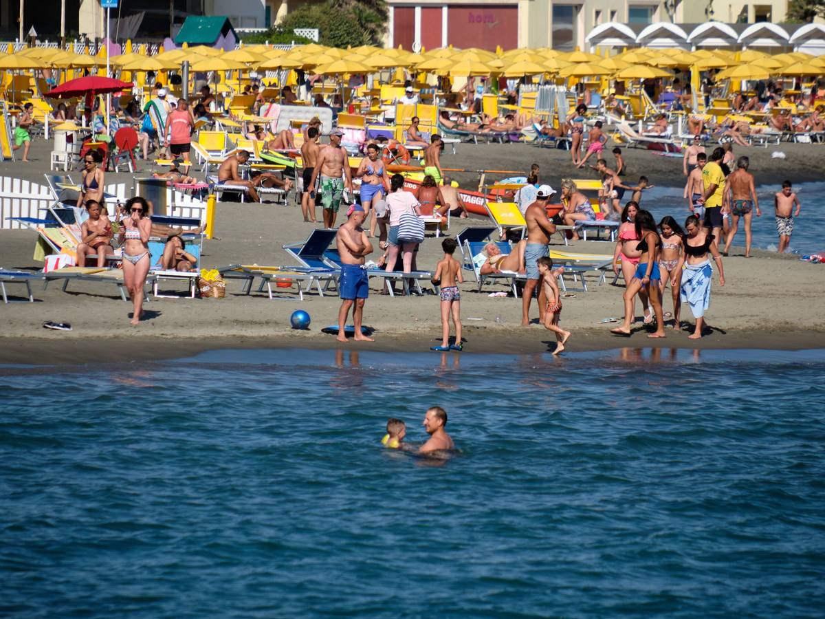 Die Sommersaison ist eröffnet und die Strände in Italien füllen sich. Das Foto von 2020 zeigt Badegäste an den Stränden von Ostia.