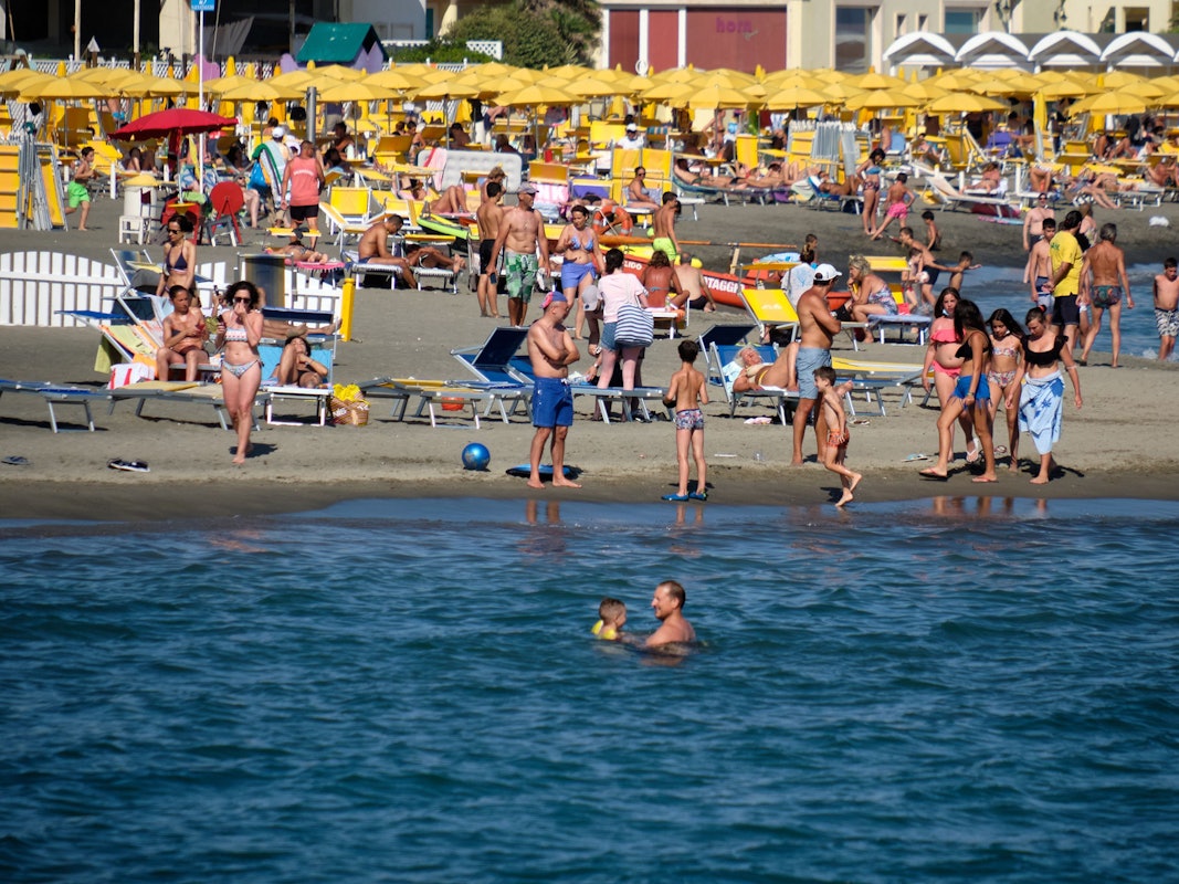Die Sommersaison ist eröffnet und die Strände in Italien füllen sich. Das Foto von 2020 zeigt Badegäste an den Stränden von Ostia.