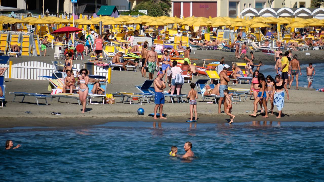 Die Sommersaison ist eröffnet und die Strände in Italien füllen sich. Das Foto von 2020 zeigt Badegäste an den Stränden von Ostia.