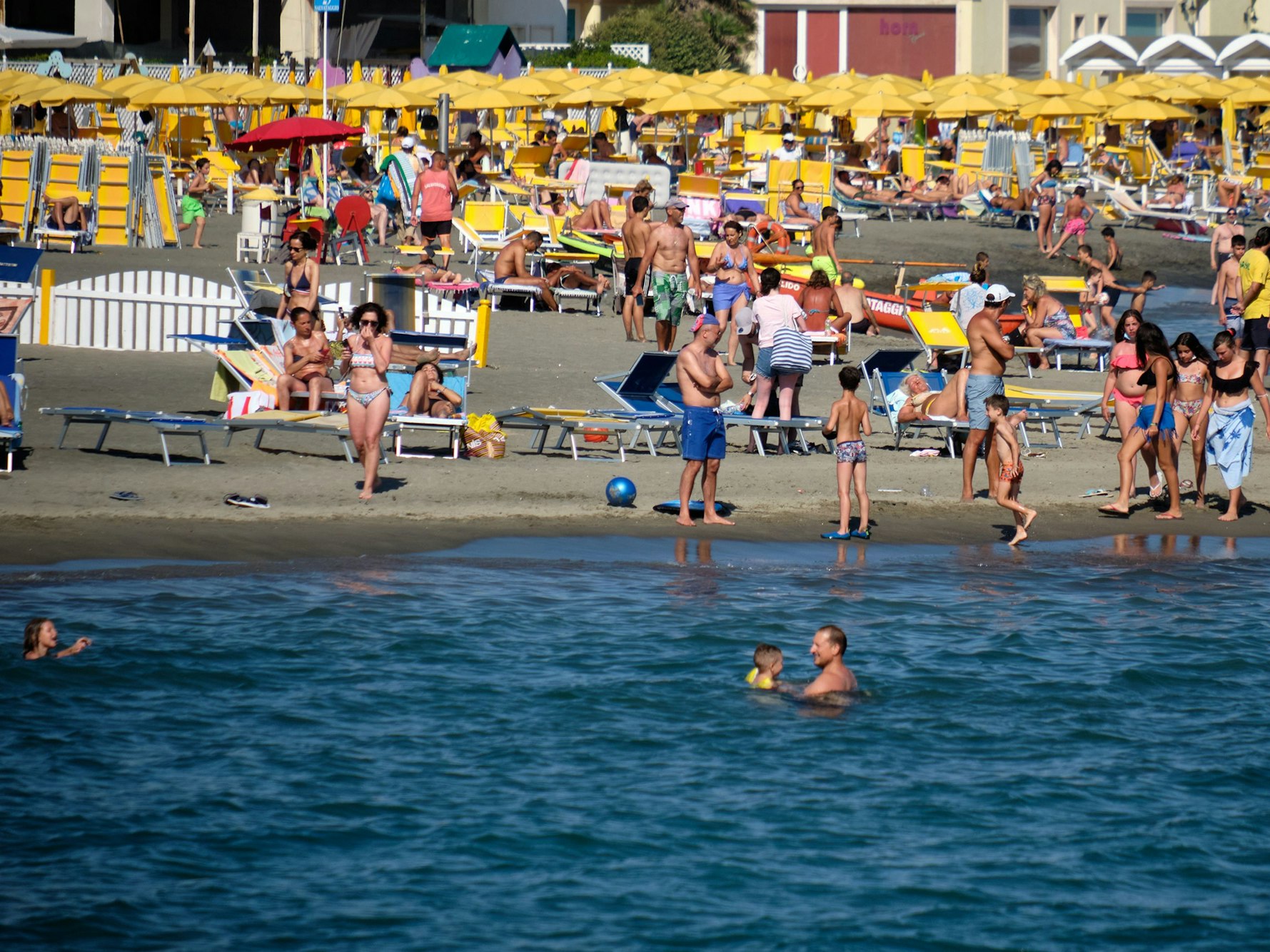 Die Sommersaison ist eröffnet und die Strände in Italien füllen sich. Das Foto von 2020 zeigt Badegäste an den Stränden von Ostia.