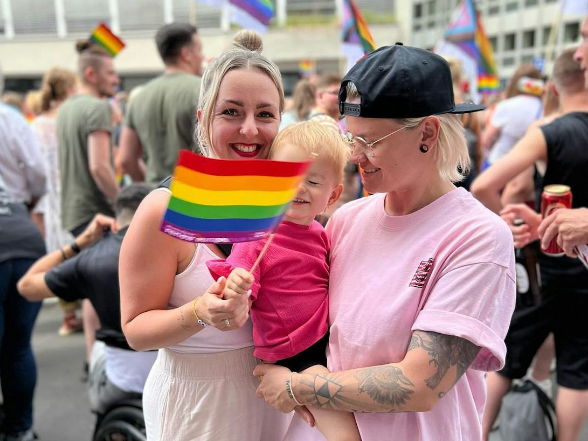 Sarah und Ida, ein lesbisches Pärchen aus Köln, waren 2022 das erste Mal als Regenbogenfamilie auf der CSD-Parade in Köln.