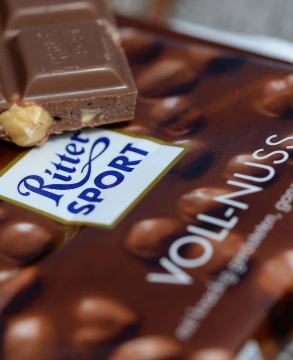 Ritter Sport hat eine Änderung an seinen beliebten quadratischen Schokoladen vorgenommen. Unser Foto zeigt eine Ritter Sport Voll-Nuss.