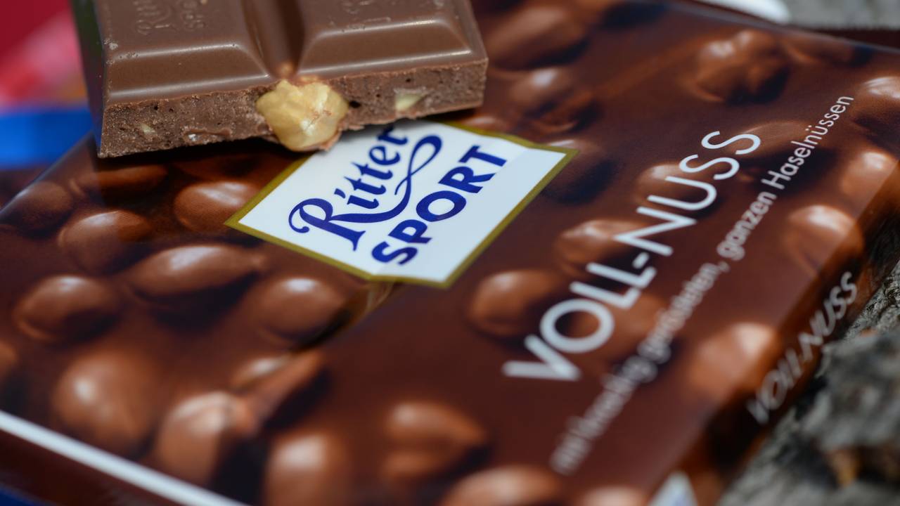 Ritter Sport hat eine Änderung an seinen beliebten quadratischen Schokoladen vorgenommen. Unser Foto zeigt eine Ritter Sport Voll-Nuss.