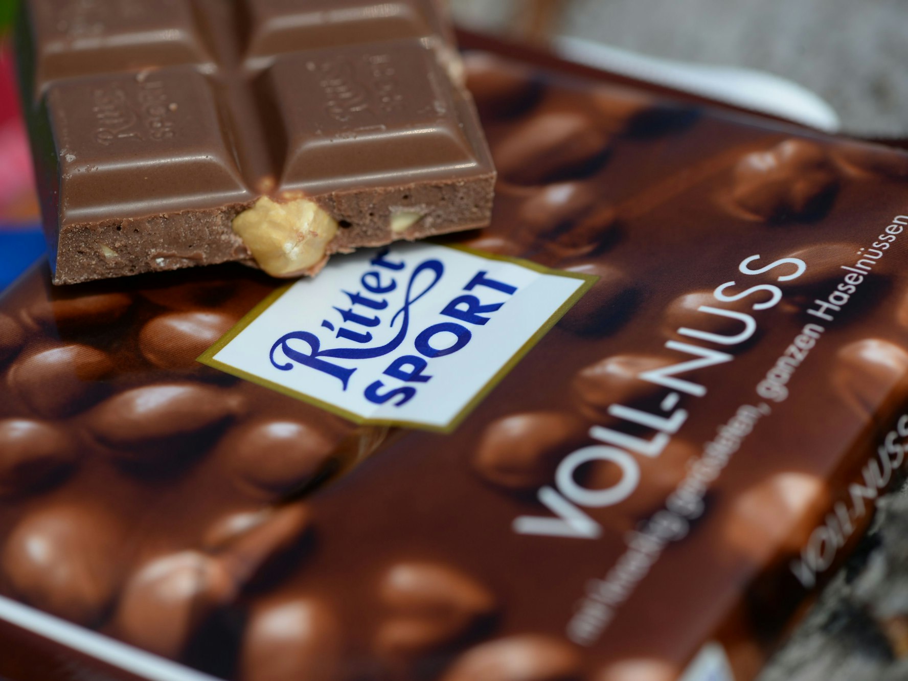 Ritter Sport hat eine Änderung an seinen beliebten quadratischen Schokoladen vorgenommen. Unser Foto zeigt eine Ritter Sport Voll-Nuss.
