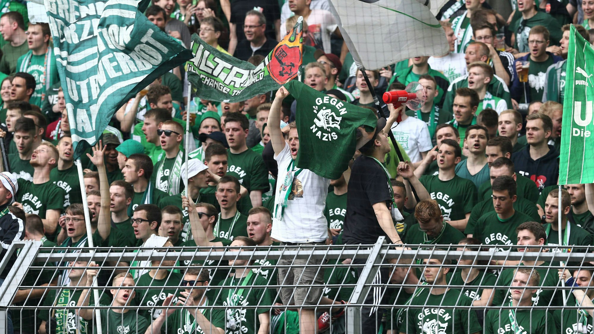 Werder-Fans stehen im Gästeblock und tragen Anti-Nazi-Shirts.