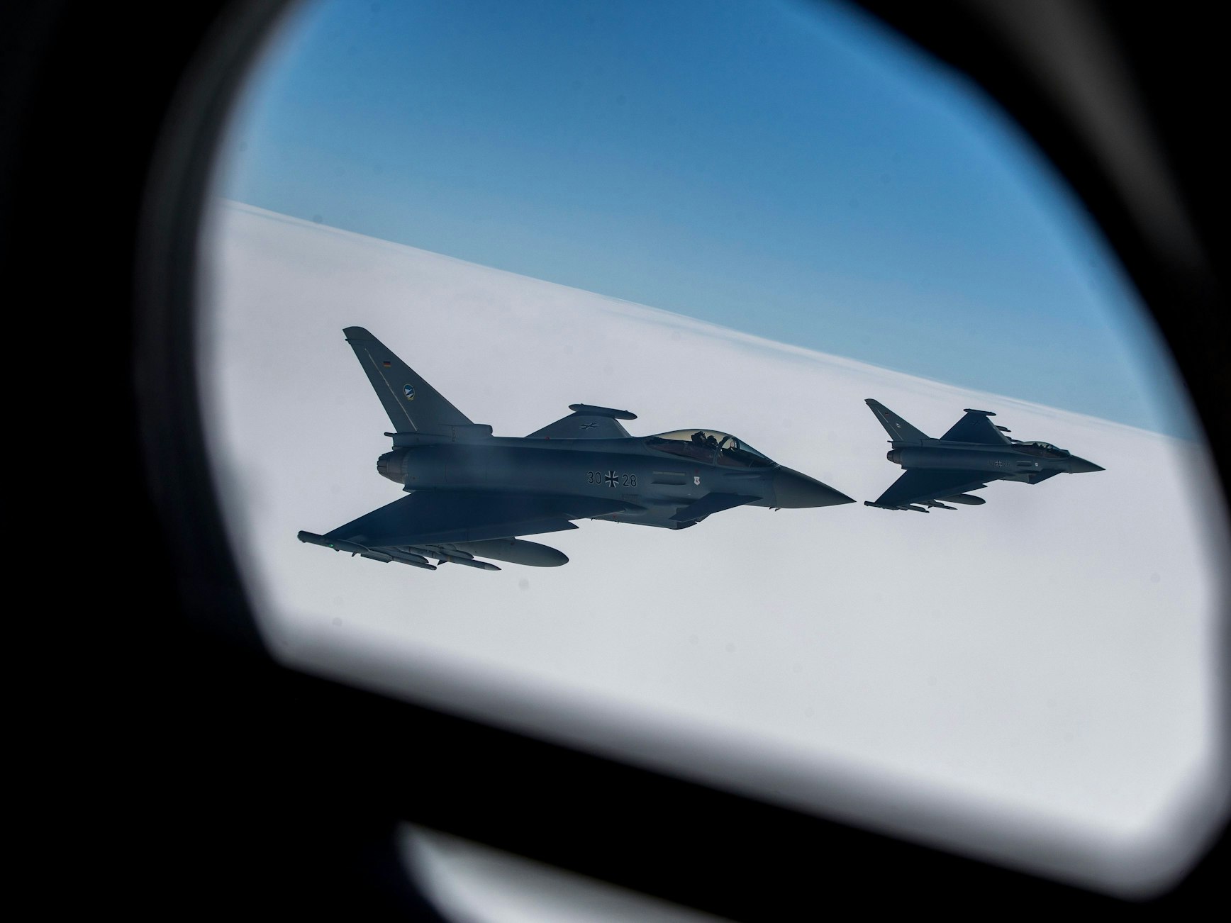 Plötzlich näherten sich dem Urlaubs-Flieger zwei Kampfjets. Unser Archivfoto zeigt einen Kampfjet in der Luft.