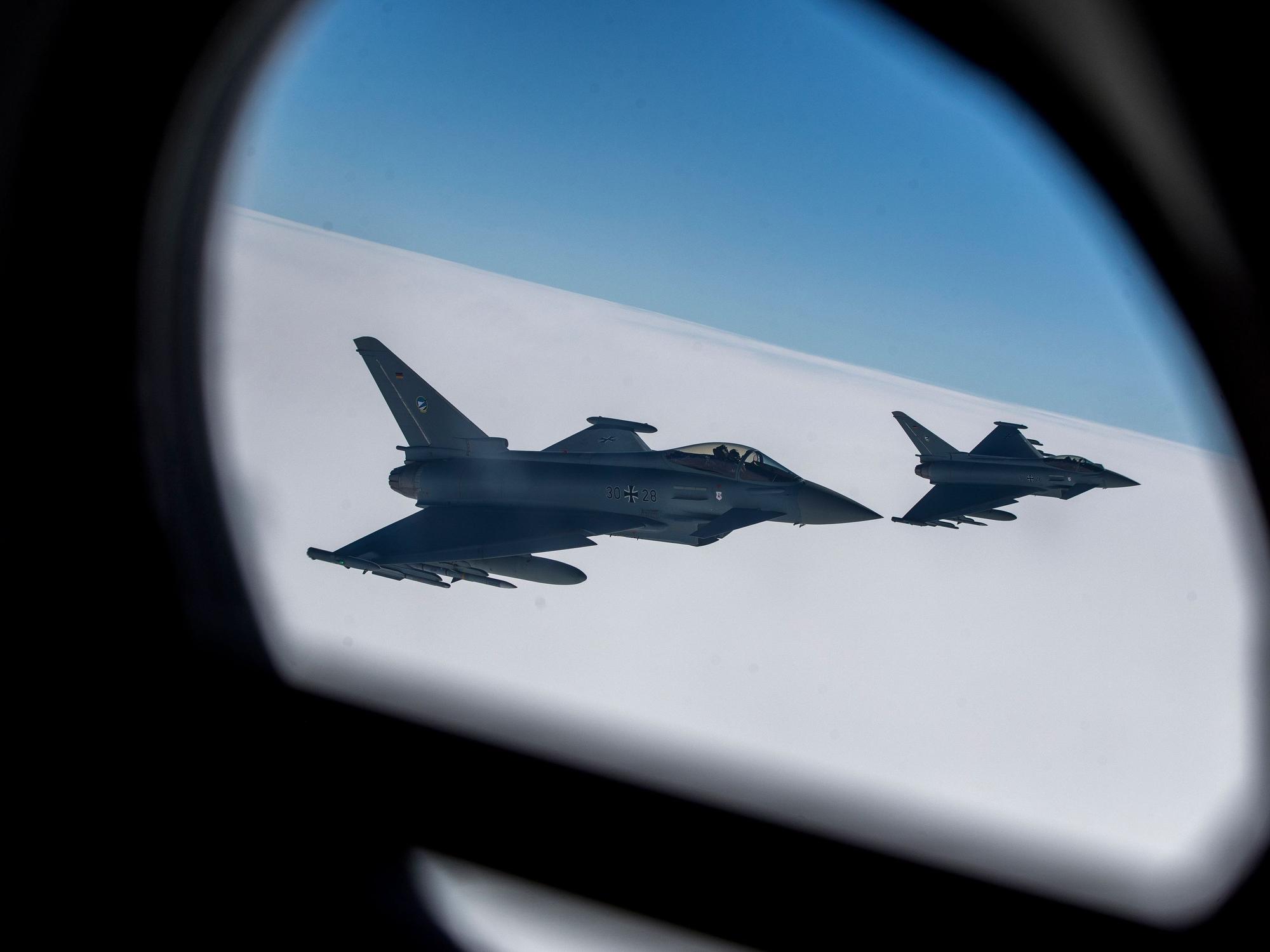 Plötzlich näherten sich dem Urlaubs-Flieger zwei Kampfjets. Unser Archivfoto zeigt einen Kampfjet in der Luft.
