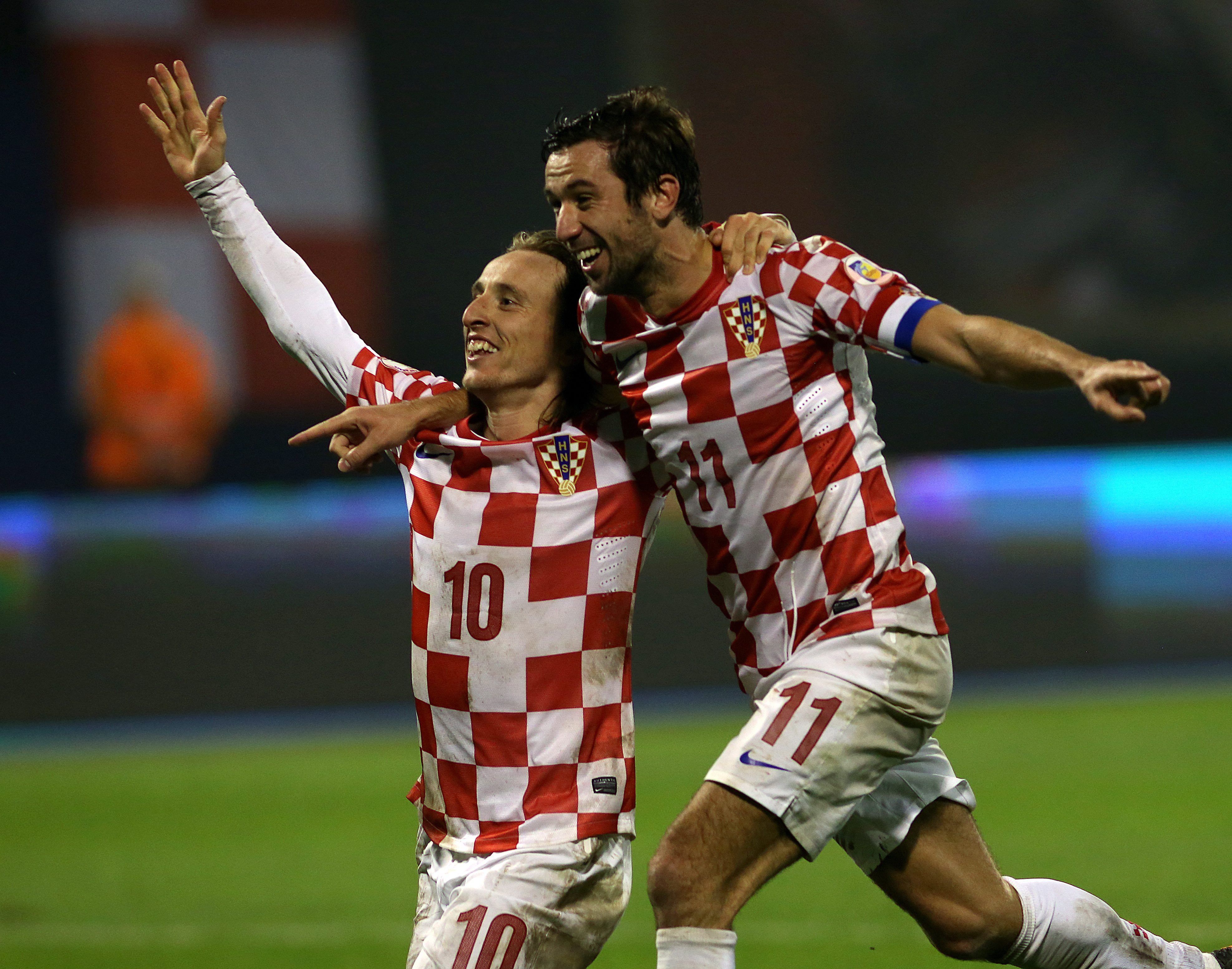 Luka Modric und Darijo Srna jubeln gemeinsam im kroatischen Nationaltrikot.