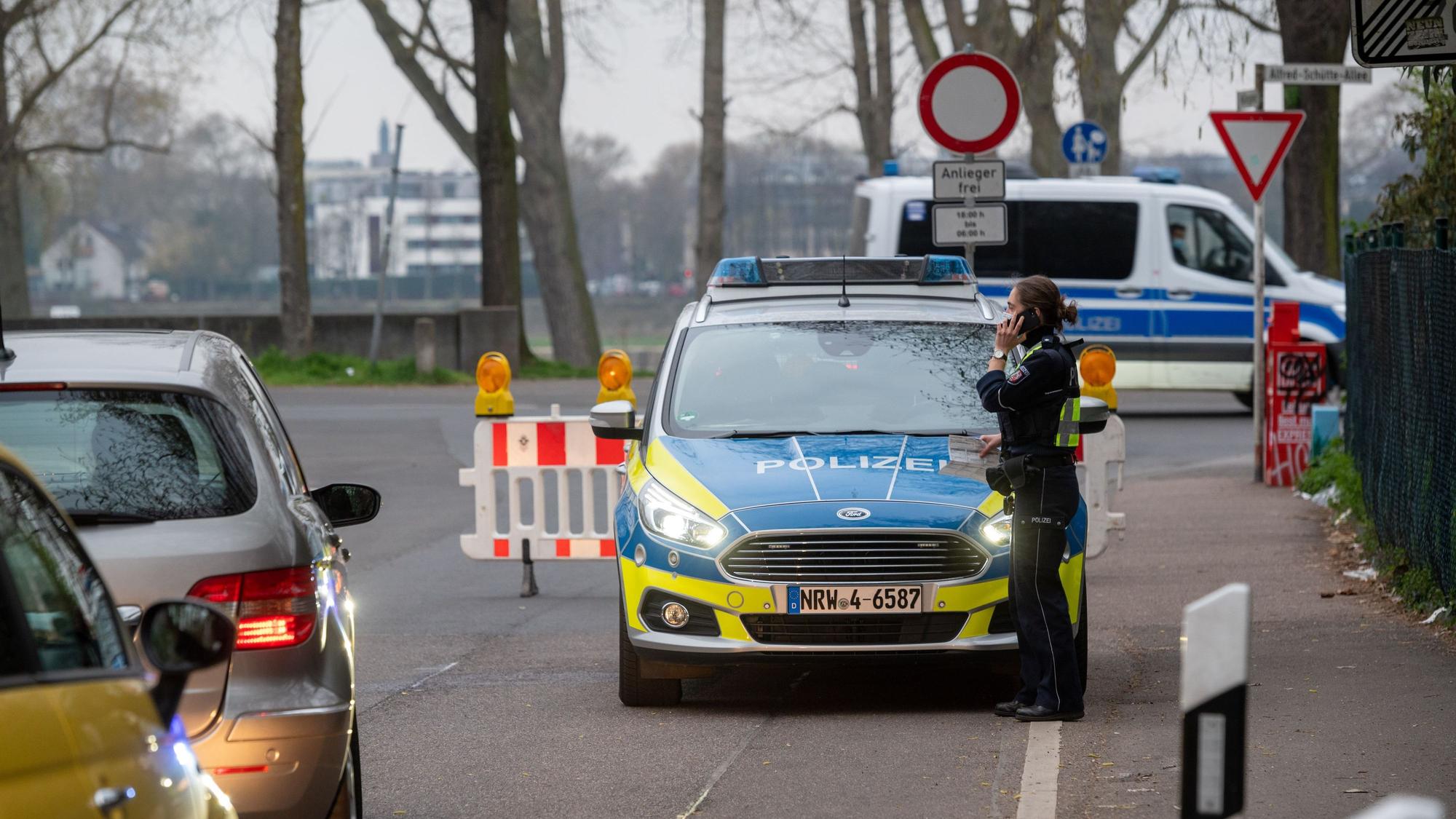 Polizistin steht vor einem Einsatzwagen und telefoniert. Ein 20-Jähriger hat am Freitagabend (29. Juli) versucht, mit einem getunten Golf vor der Polizei zu flüchten.