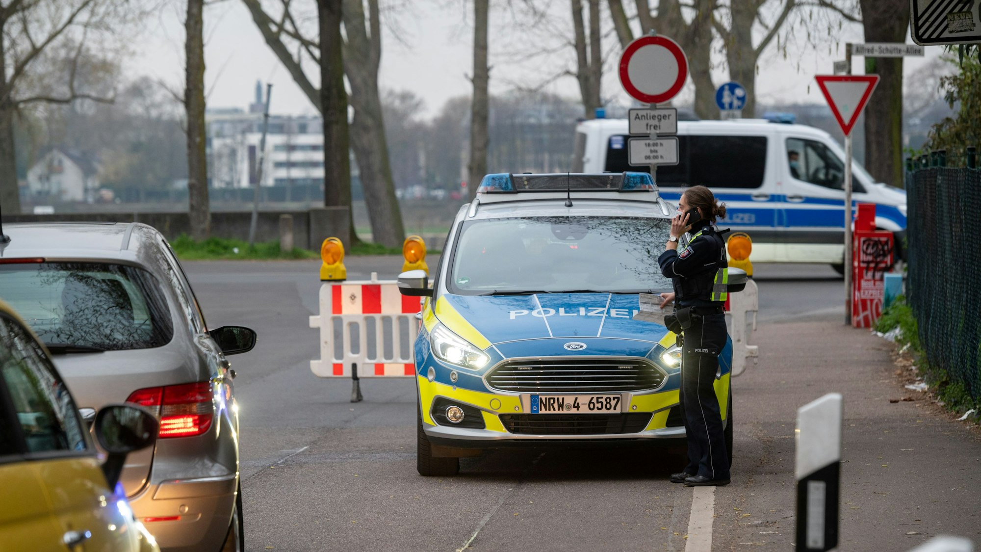 Polizistin steht vor einem Einsatzwagen und telefoniert. Ein 20-Jähriger hat am Freitagabend (29. Juli) versucht, mit einem getunten Golf vor der Polizei zu flüchten.
