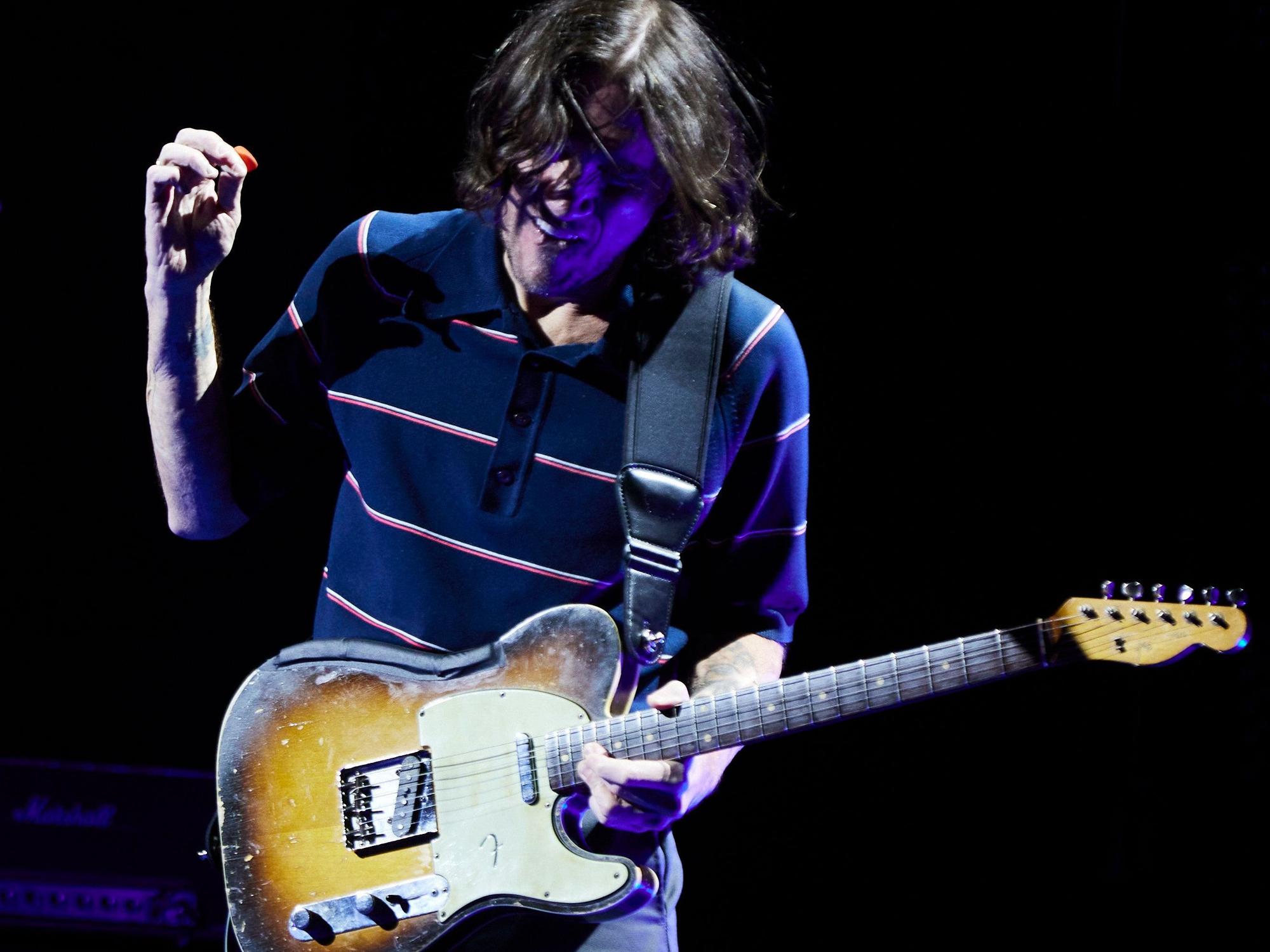 Gitarrist John Frusciante von den Red Hot Chili Peppers steht während des Eröffnungskonzerts der internationalen Tournee der Band auf der Bühne im La Cartuja Stadion.