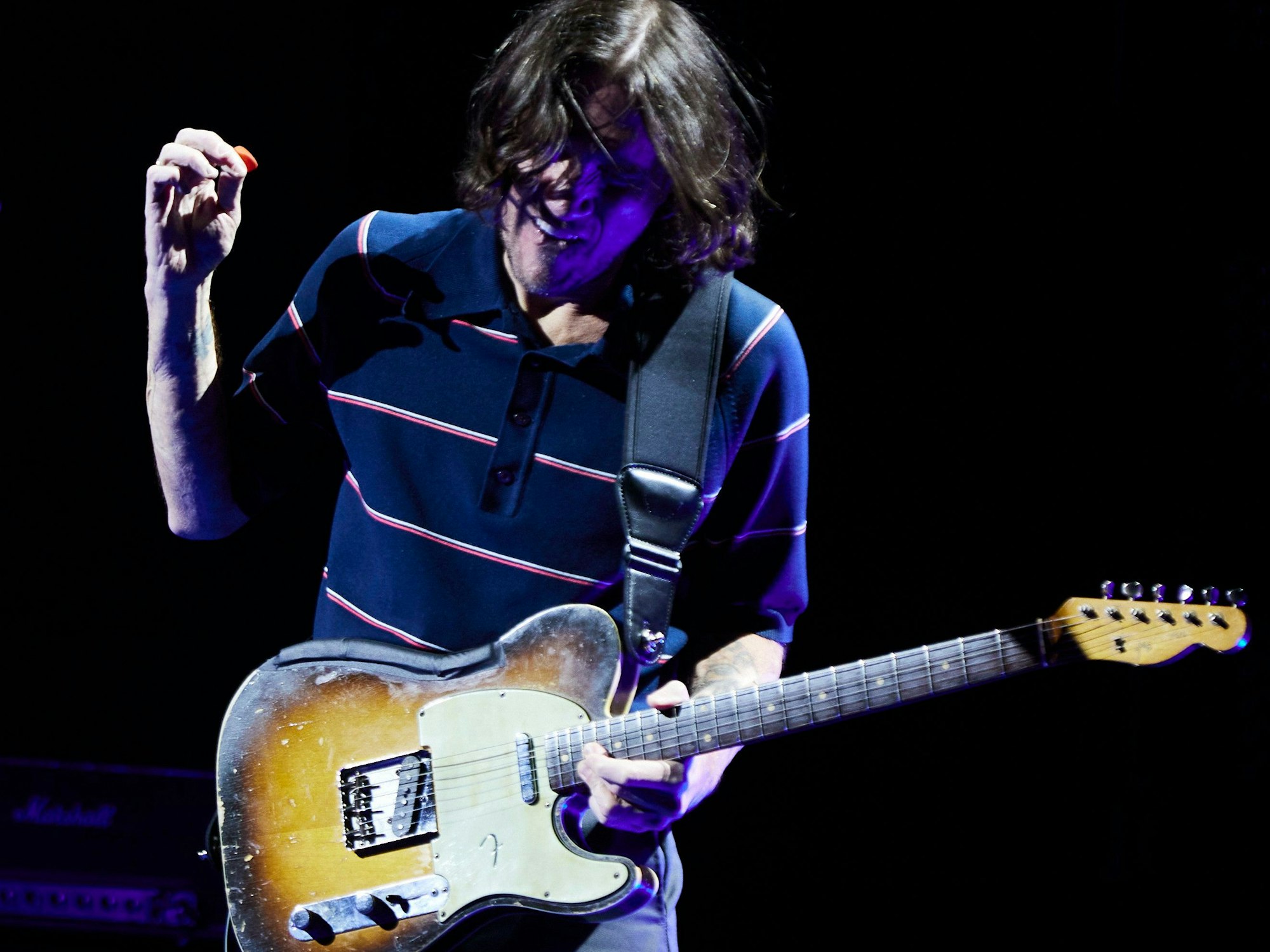 Gitarrist John Frusciante von den Red Hot Chili Peppers steht während des Eröffnungskonzerts der internationalen Tournee der Band auf der Bühne im La Cartuja Stadion.