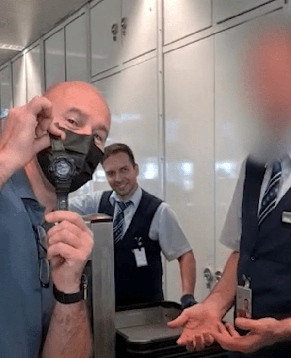 Zauberkünstler Giovanni Alecci hält eine Armbanduhr hoch, die er vorher einem Security-Mitarbeiter geklaut hatte.