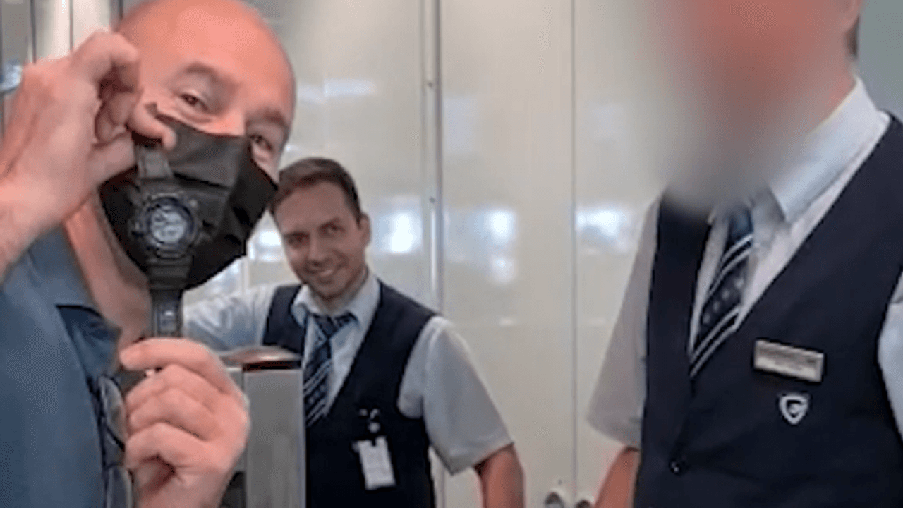 Zauberkünstler Giovanni Alecci hält eine Armbanduhr hoch, die er vorher einem Security-Mitarbeiter geklaut hatte.
