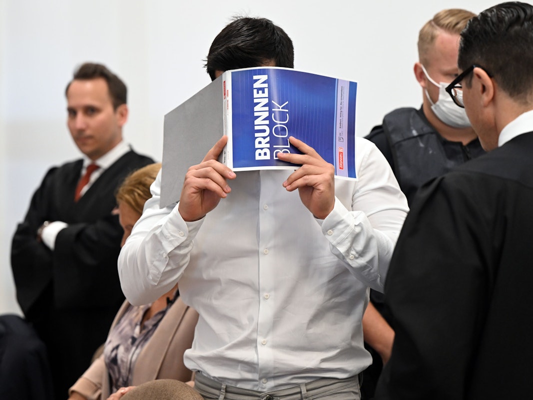 Der Angeklagte wird in den Gerichtsaal geführt. Vor dem Landgericht Köln beginnt ein Prozess gegen ein mutmaßliches Mitglied der international tätigen Juwelen-Räuberbande «Pink Panther».