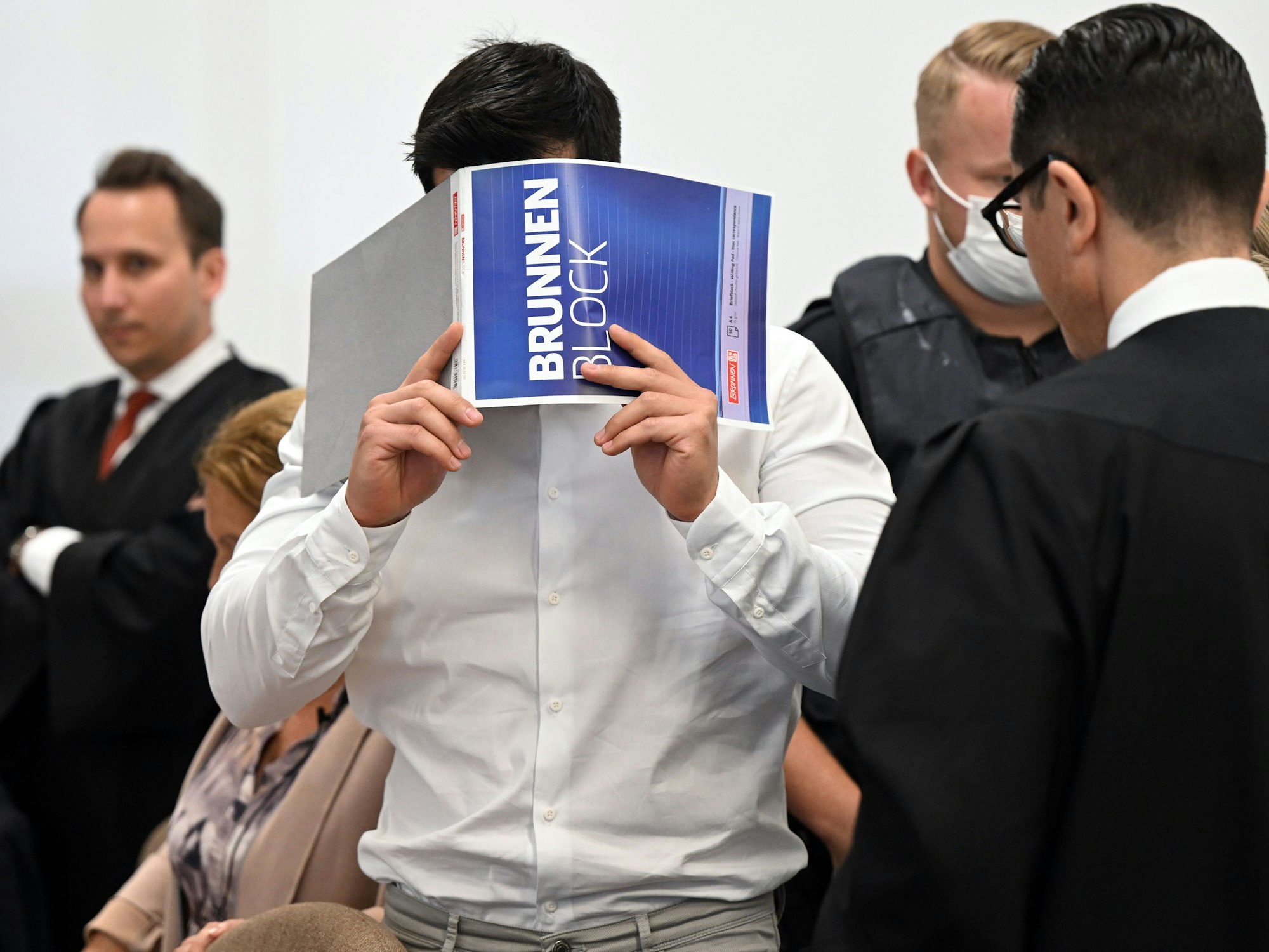 Der Angeklagte wird in den Gerichtsaal geführt. Vor dem Landgericht Köln beginnt ein Prozess gegen ein mutmaßliches Mitglied der international tätigen Juwelen-Räuberbande «Pink Panther».