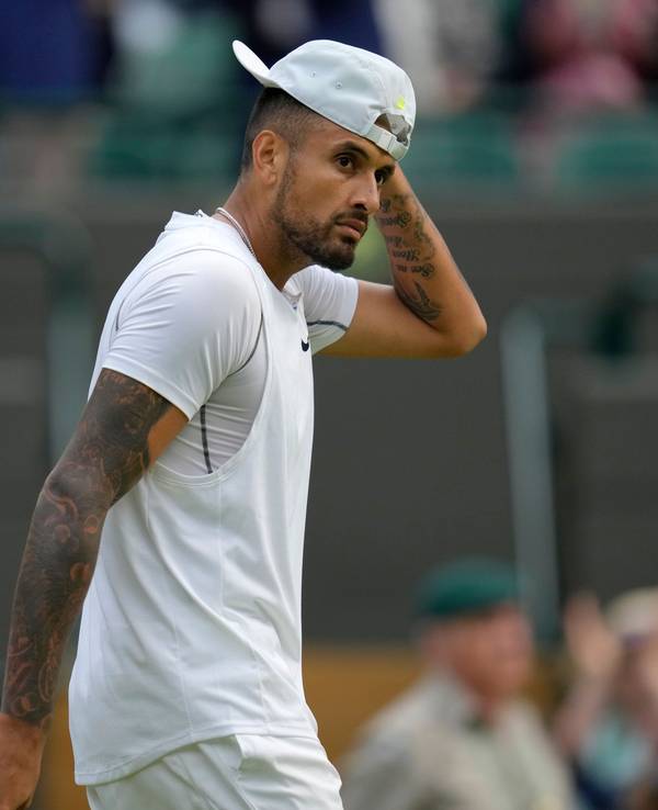Nick Kyrgios fokussiert bei der Partie gegen Stefanos Tsitsipas in Wimbledon.