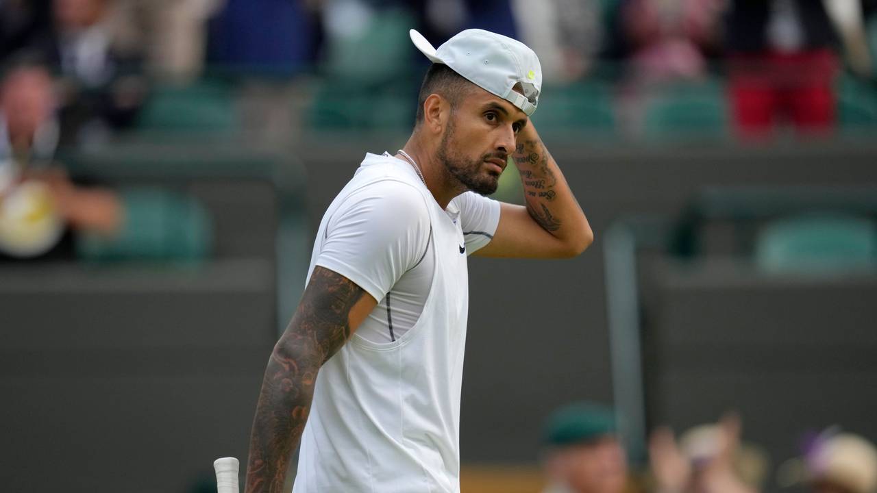 Nick Kyrgios fokussiert bei der Partie gegen Stefanos Tsitsipas in Wimbledon.