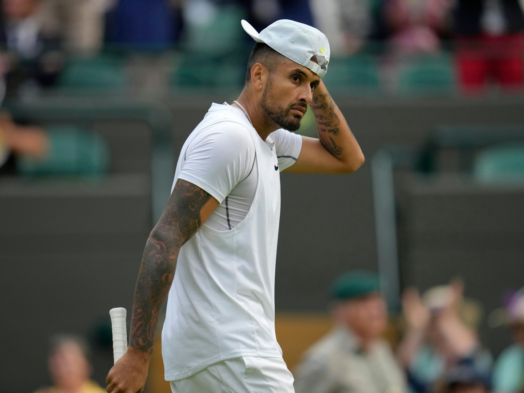 Nick Kyrgios fokussiert bei der Partie gegen Stefanos Tsitsipas in Wimbledon.