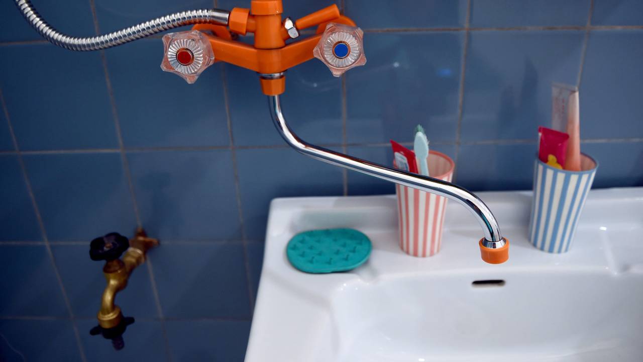 Duschen und Hände waschen mit warmem Wasser nur noch zu ausgewählten Zeiten: Angesichts steigender Energiepreise reduziert eine Wohnungsgenossenschaft in Dippoldiswalde (Sachsen) die Versorgung mit Warmwasser.
