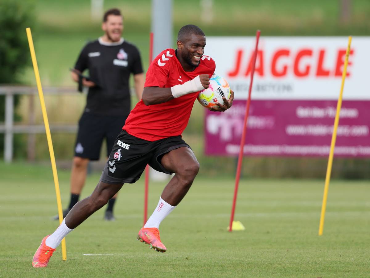 Anthony Modeste sprintet mit dem Ball in der Hand bei einer Trainingsübung