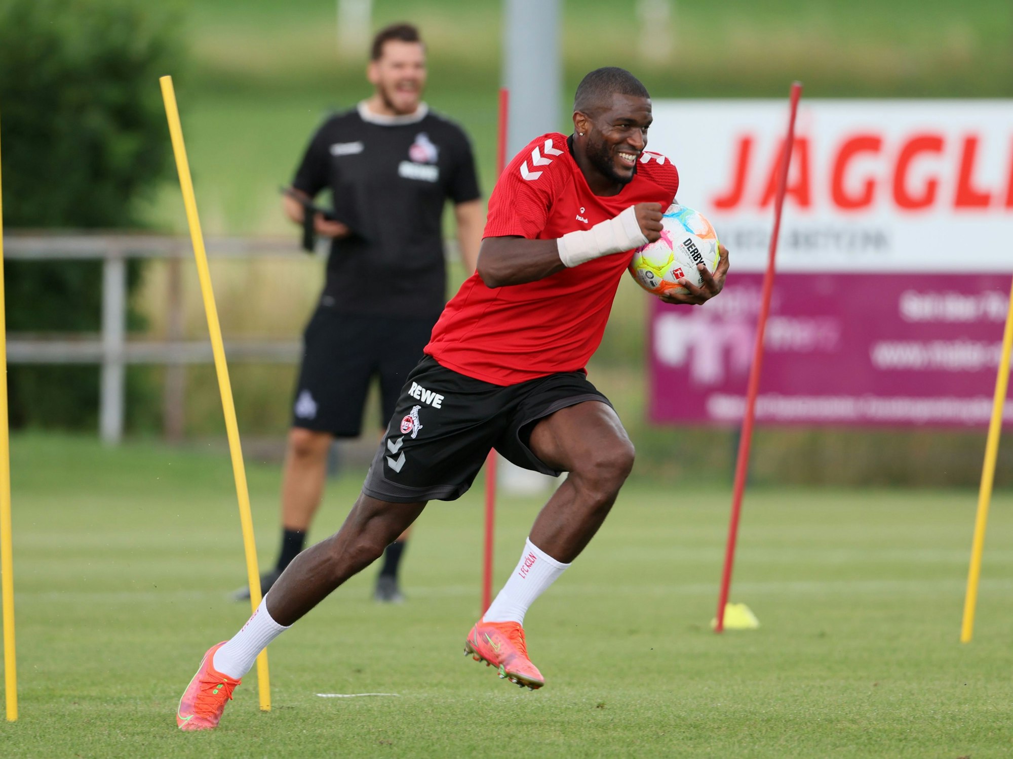 Anthony Modeste sprintet mit dem Ball in der Hand bei einer Trainingsübung