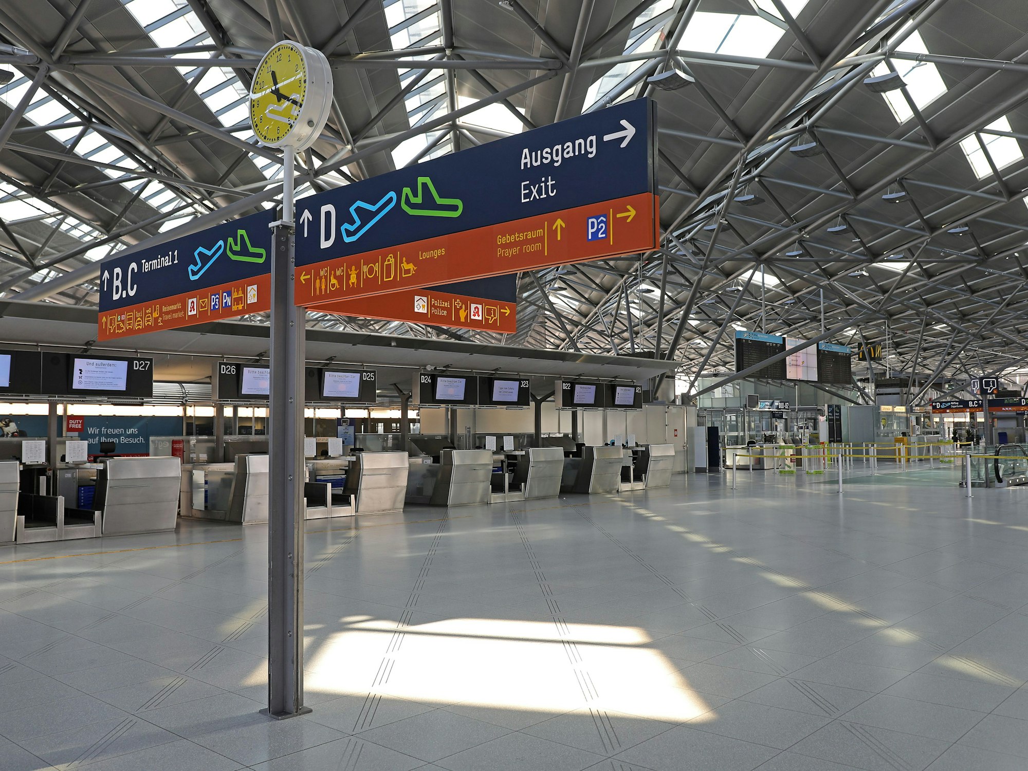 Am Köln-Bonner Flughafen sollte die Seniorin abgeholt werden, doch Angehörige warteten vergeblich. Unser Foto zeigt das leere Terminal 2 am Flughafen Köln/Bonn.