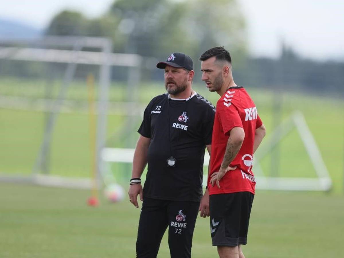 Steffen Baumgart und Sargis Adamyan stehen gemeinsam auf dem Trainingsplatz.