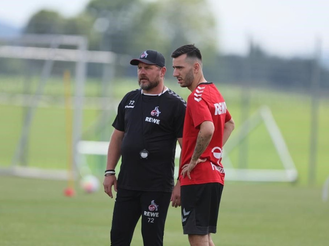 Steffen Baumgart und Sargis Adamyan stehen gemeinsam auf dem Trainingsplatz.