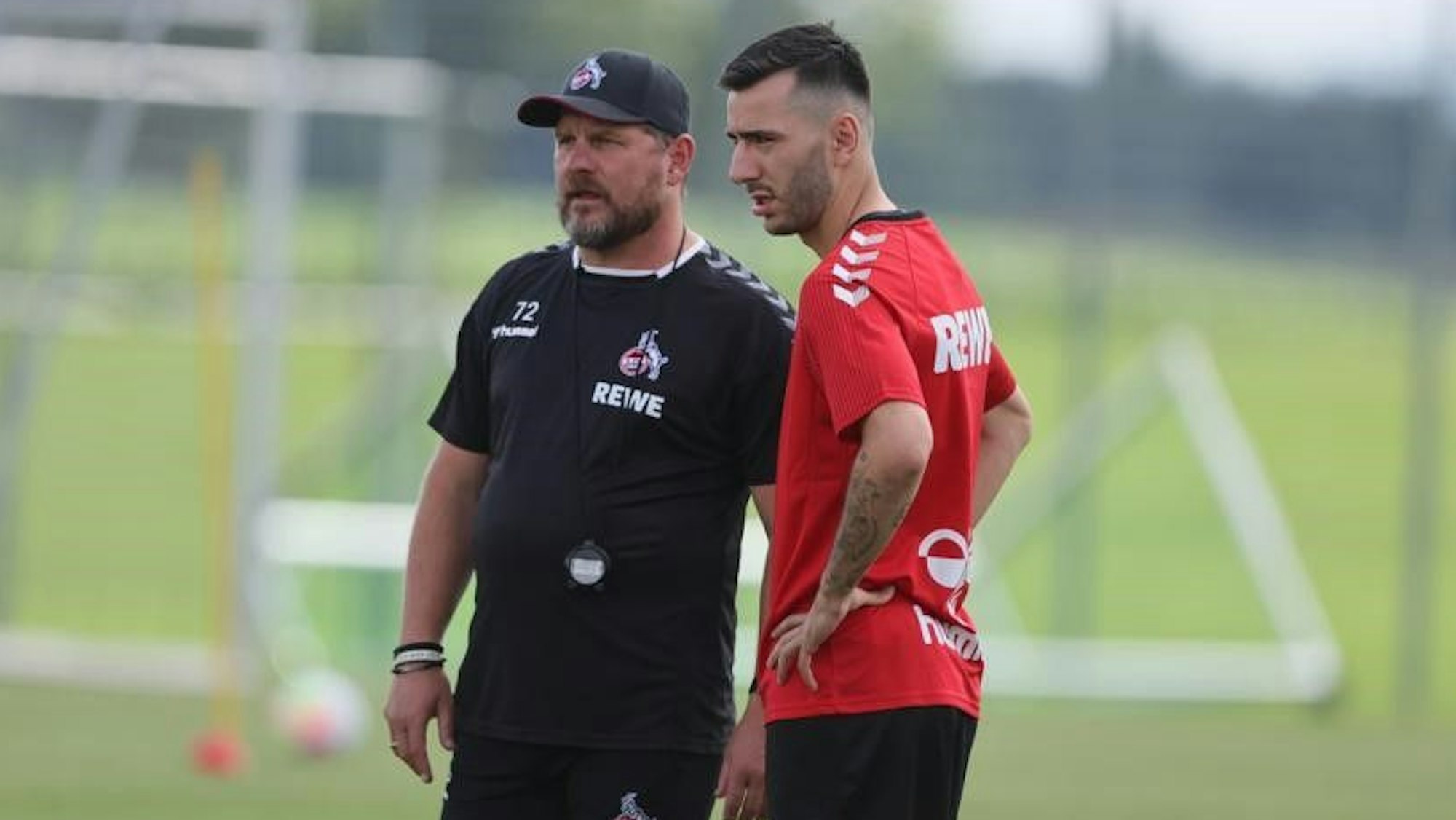 Steffen Baumgart und Sargis Adamyan stehen gemeinsam auf dem Trainingsplatz.
