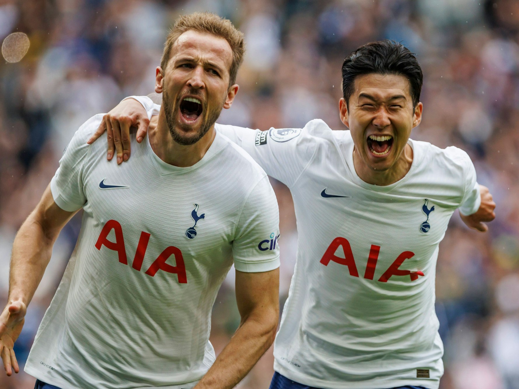 Tottenhams Harry Kane und Heung-Min Son jubeln zusammen über ein Tor gegen Burnley.