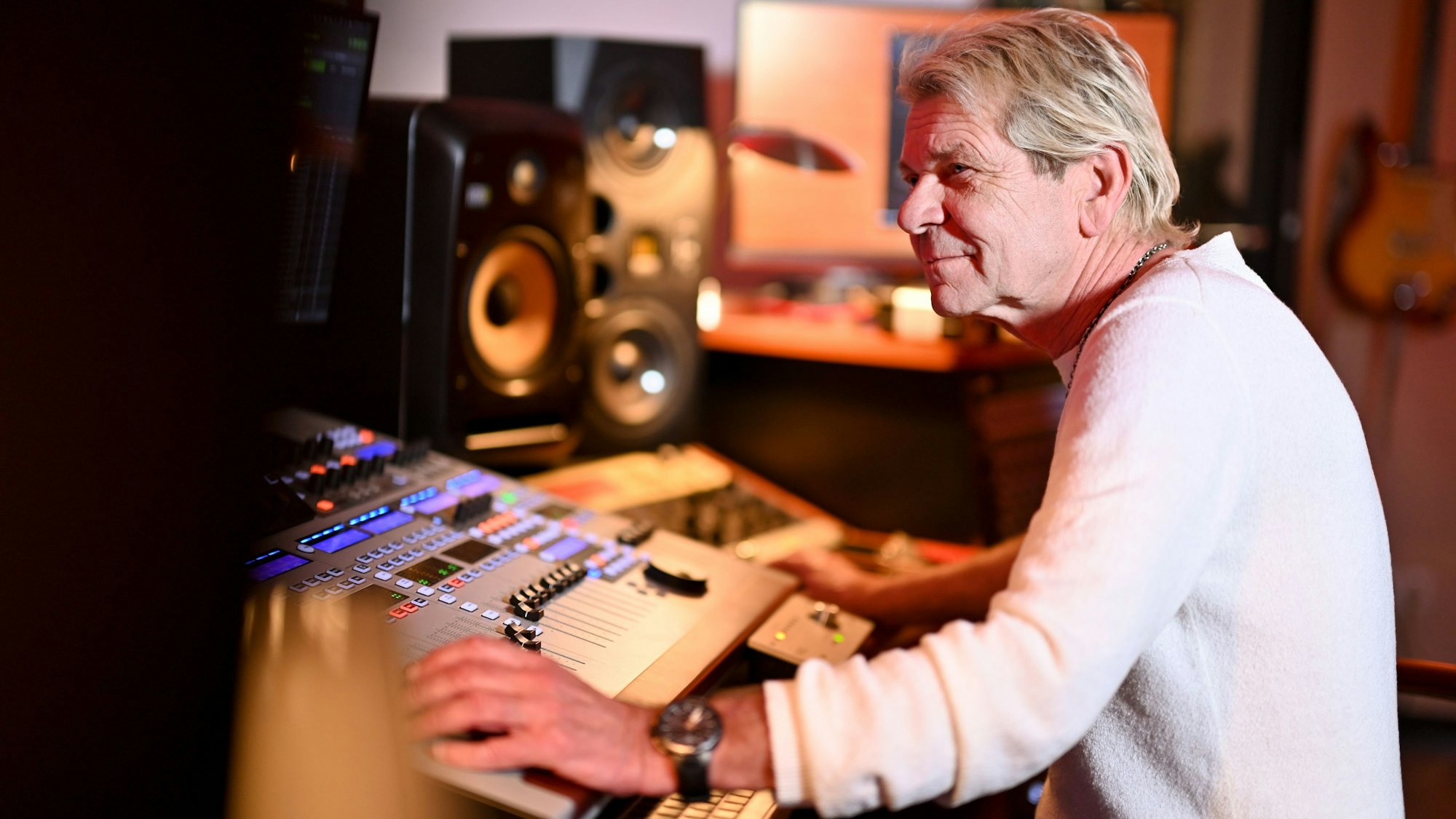 Popsänger Matthias Reim sitzt am Abend in seinem Musikstudio. (zu dpa «Matthias Reim und die Sehnsucht nach ein bisschen Normalität») +++ dpa-Bildfunk +++