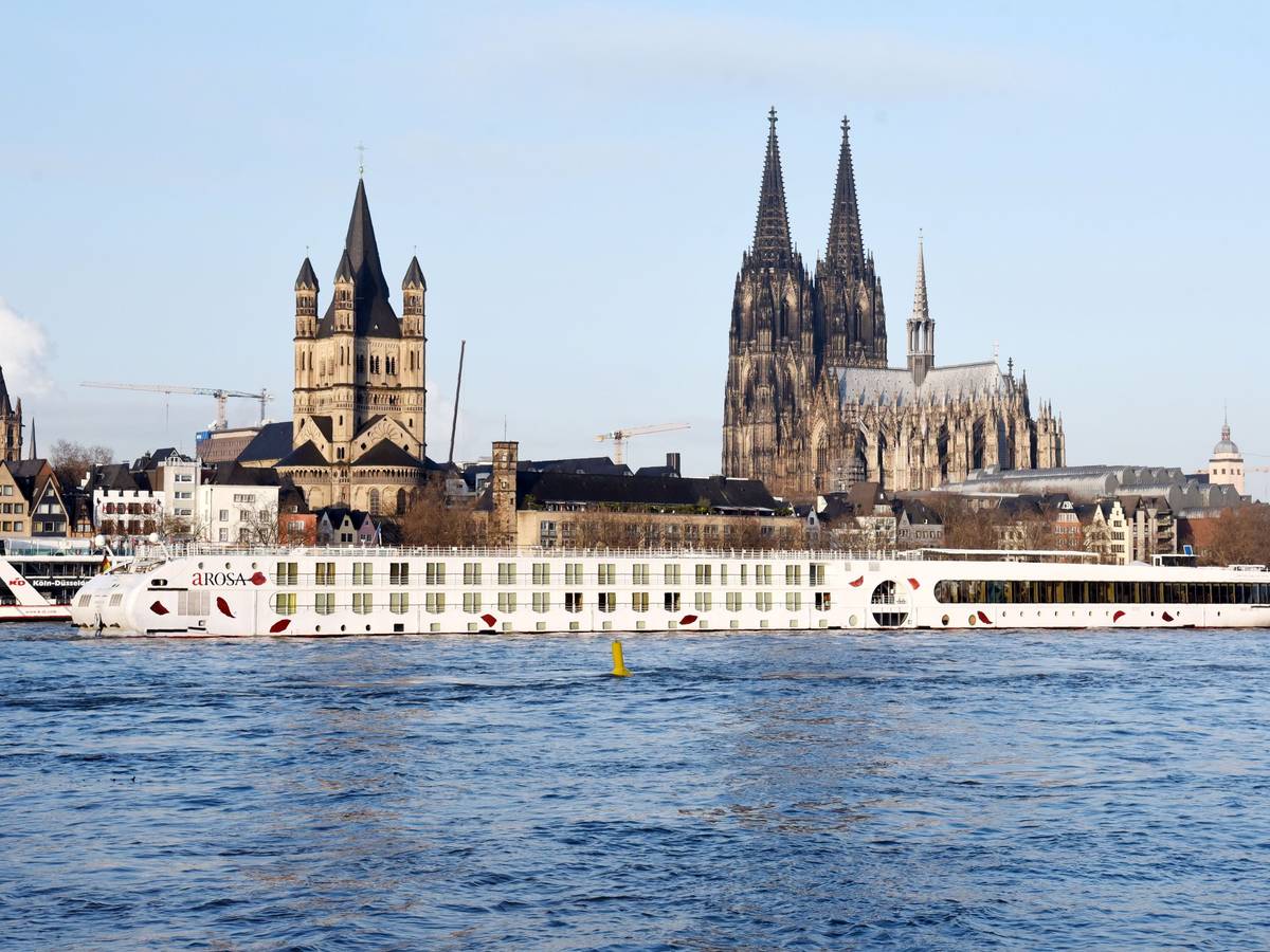 Rheinufer mit Groß St. Martin und Kölner Dom