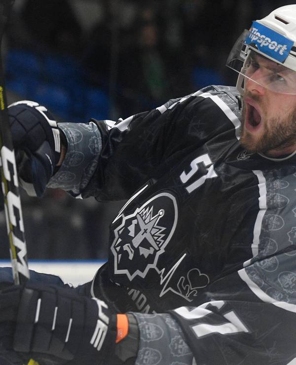Brady Austin jubelt auf dem Eishockey-Feld.