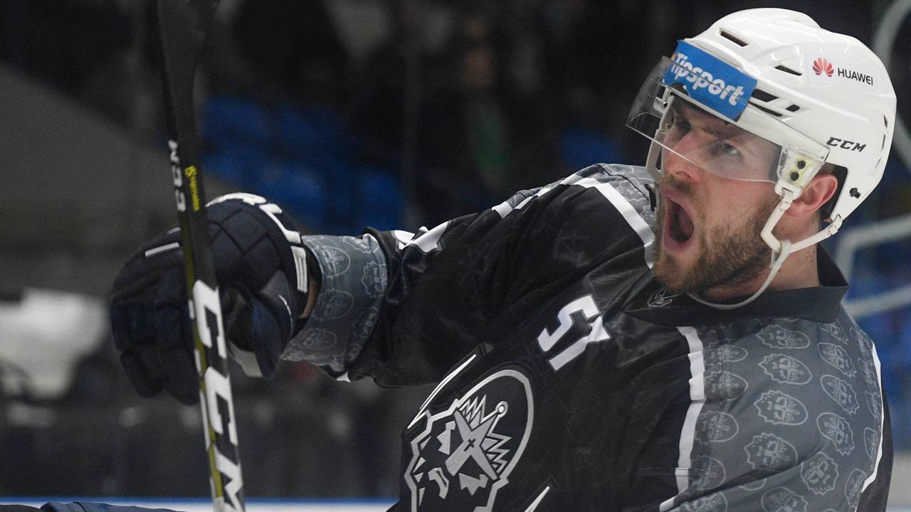 Brady Austin jubelt auf dem Eishockey-Feld.