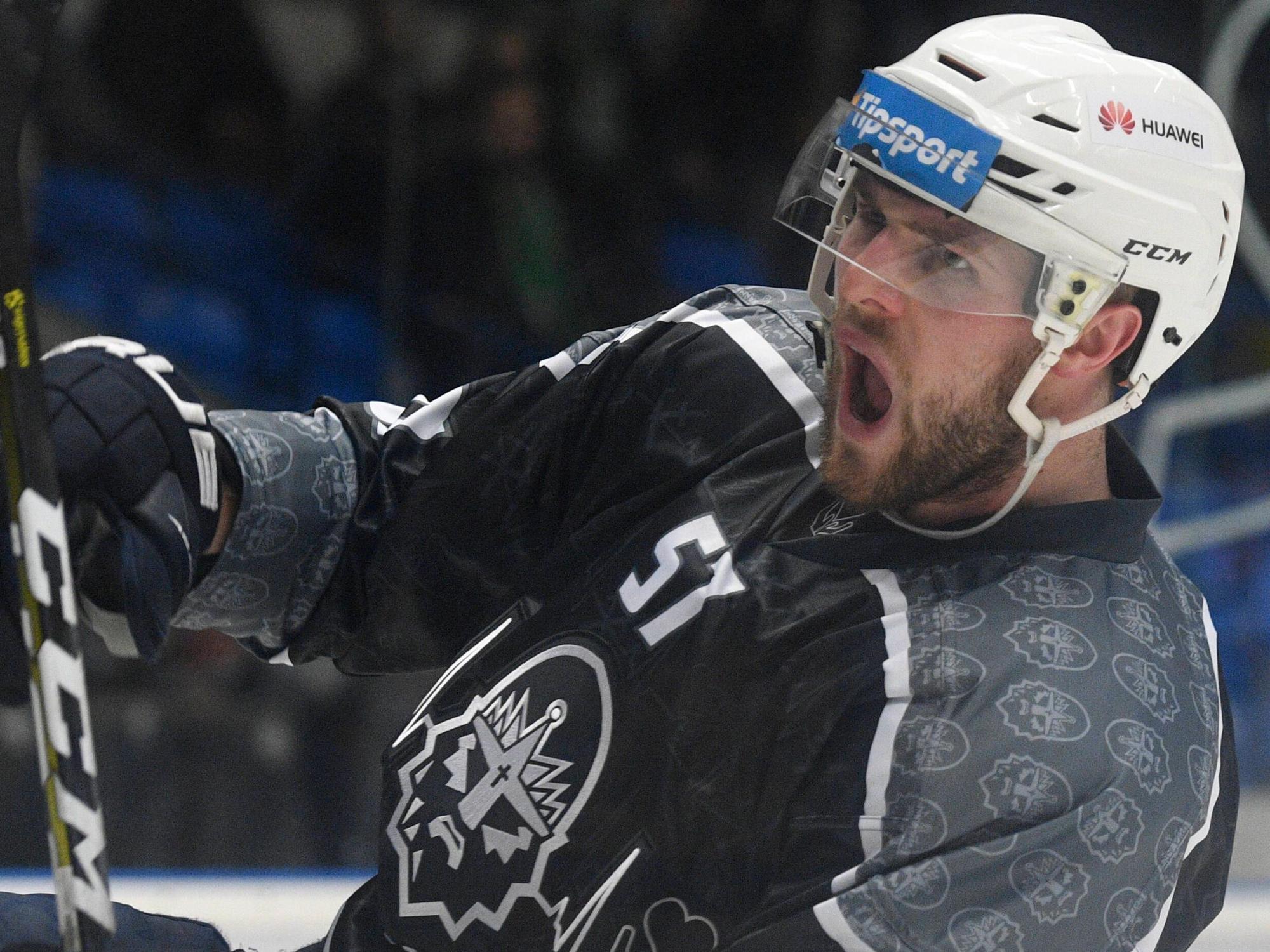 Brady Austin jubelt auf dem Eishockey-Feld.