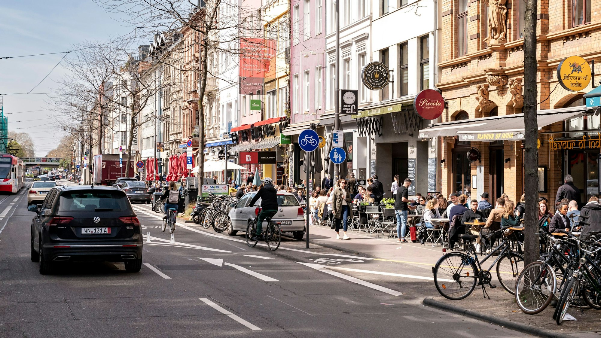 Blick auf die Aachener Straße in Köln.