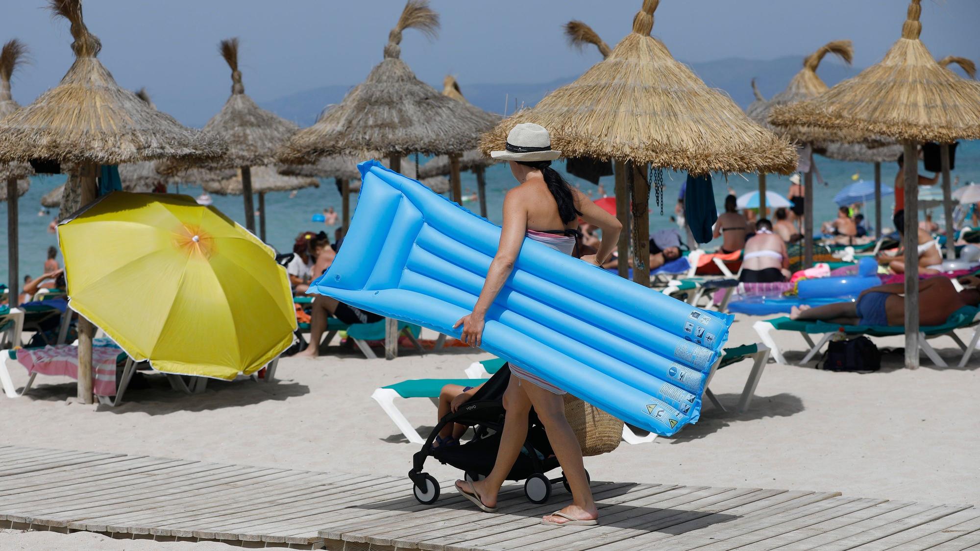 Menschen sonnen sich am Strand von Arenal auf Mallorca.