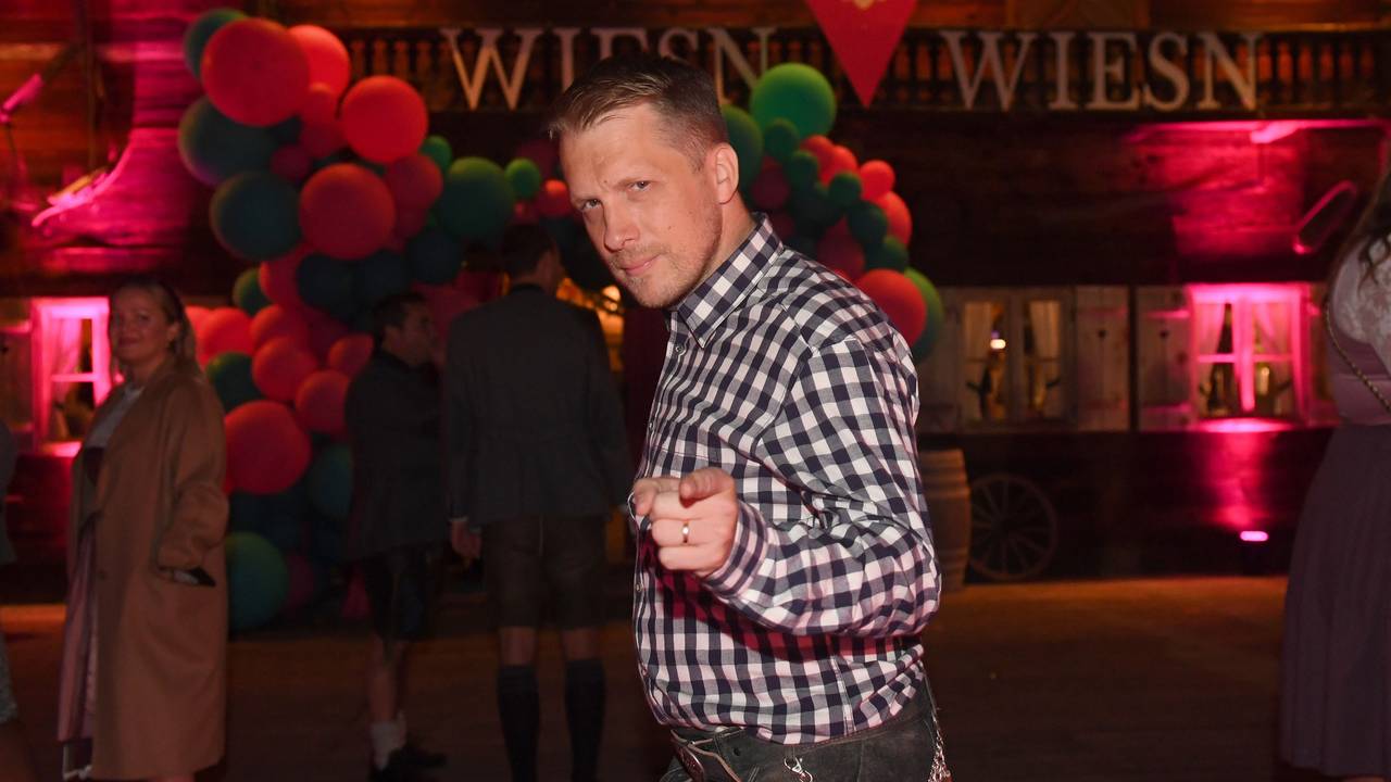 Der Comedian Oliver Pocher zeigt sich bei der "Wiesn Wiesn Charity Night", die unter dem Motto «Ich liebe das Leben» in der «Käfer Alm» an der Galopprennbahn München gefeiert wurde. Bei der Veranstaltung werden Spenden zugunsten der Stiftung Deutsche Depressionshilfe gesammelt für das Cathy Hummels Programm.