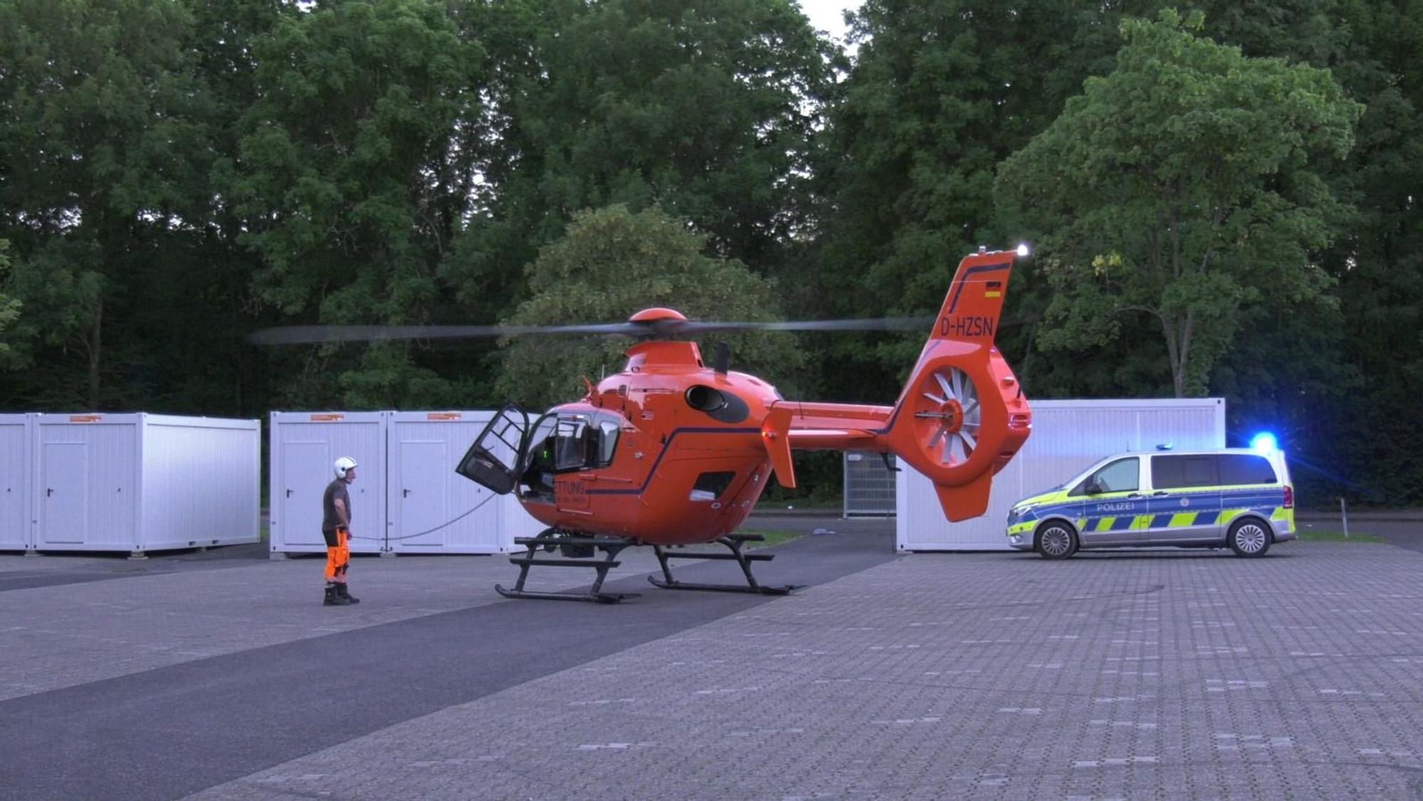 Ein Rettungshubschrauber landete nach dem Unfall am Fühlinger See am Einsatzort. Zwei Frauen wurden von einem Auto überrollt und schwer verletzt.